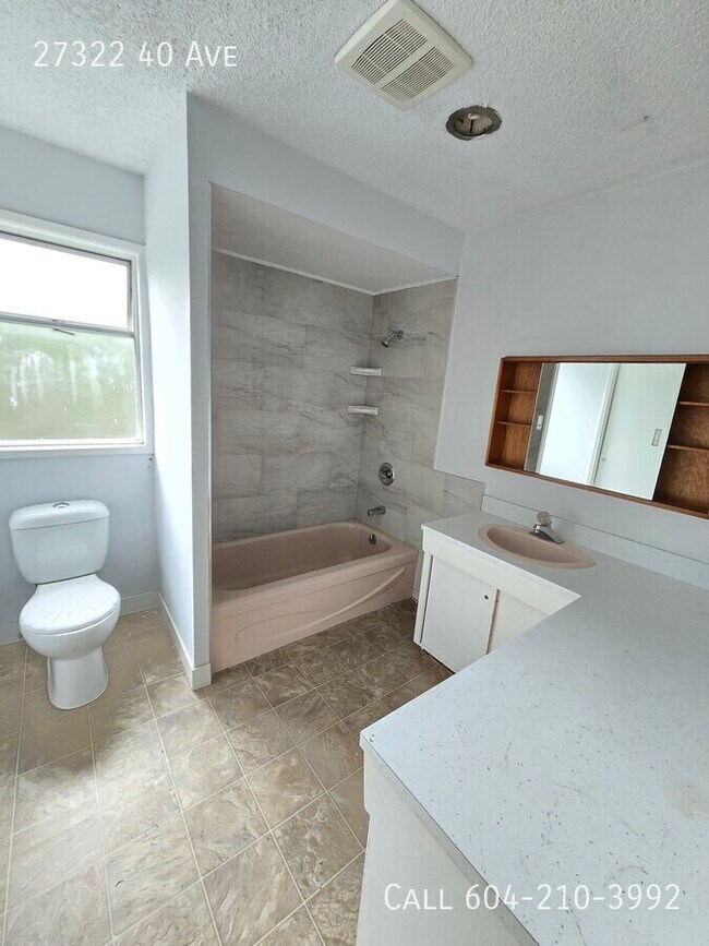 Photo du bâtiment - Spacious Home with Large Barn