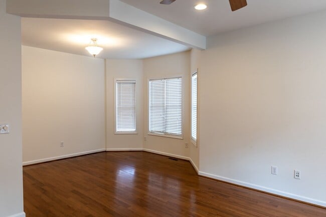 Building Photo - 128 Old Fifth Cir