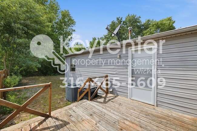 Building Photo - Well maintained 3 bedroom, 2 bath home close to everything you need!