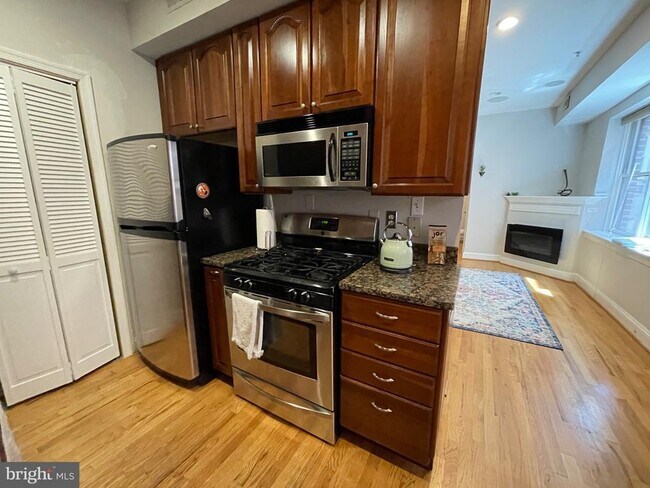 Foto del edificio - 1417 Chapin St NW