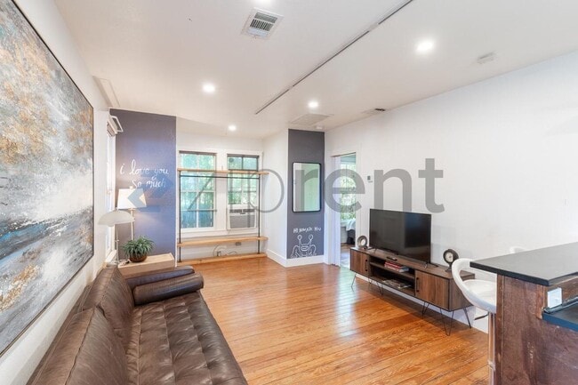 Building Photo - Unit A