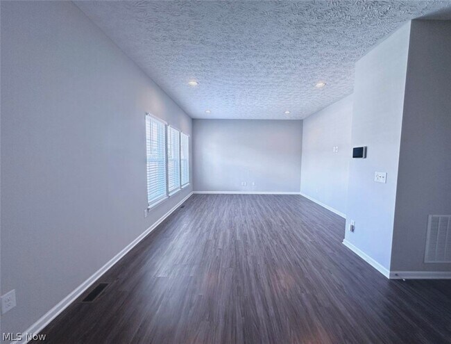 Building Photo - 37571 Tail Feather Dr