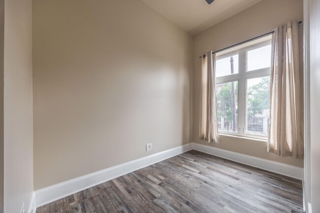 Photo - 1102 N California Ave (Chicago, IL) Apartment