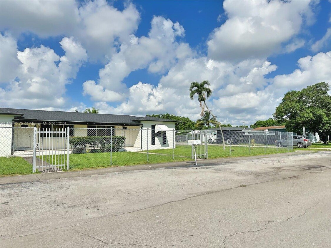 Foto principal - 11720 NW 1st Ave