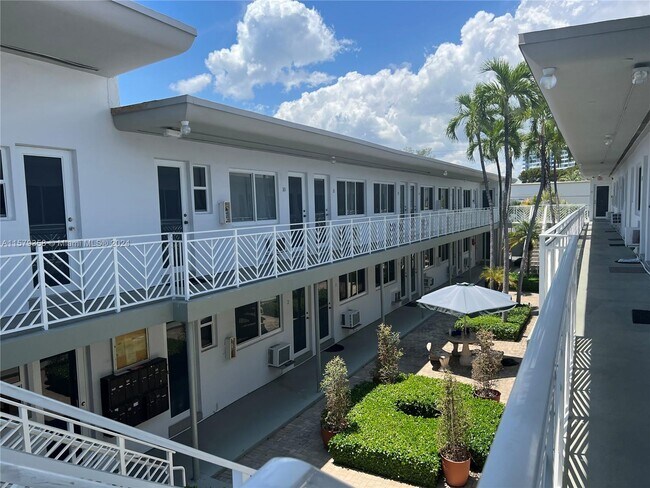 Foto del edificio - 7430 Byron Ave