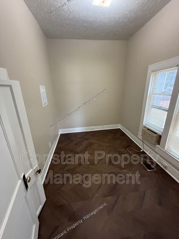 Foto del edificio - 825 E Broadway St