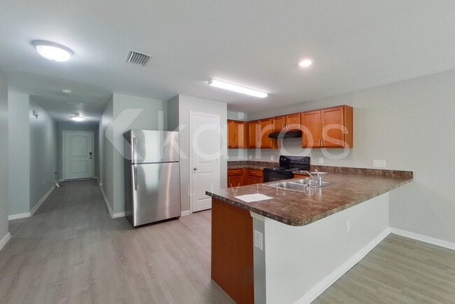 Building Photo - 856 Adler St E