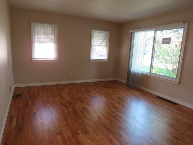 Foto del edificio - 3 Bedroom / 1.5 Bathroom Home in Convenient Location