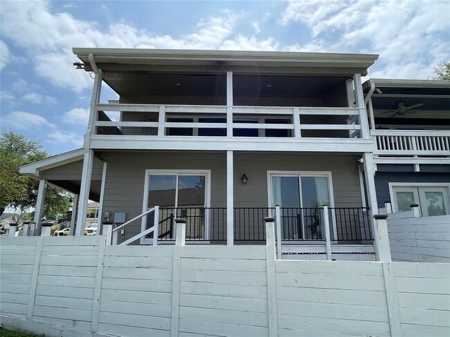 Building Photo - 127 April Point Dr N