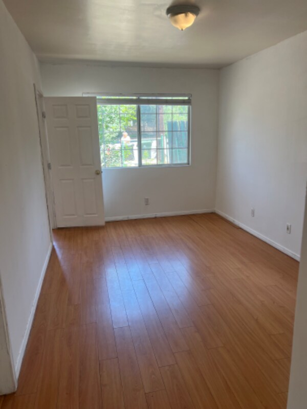 Foto del edificio - 10009 Tujunga Canyon Blvd