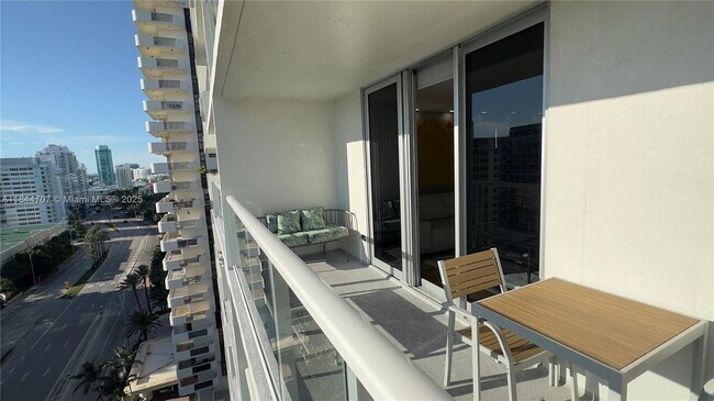 Foto del edificio - 5701 Collins Ave
