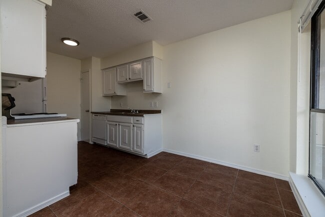 Building Photo - 8109 Foxfire Lane, Unit B