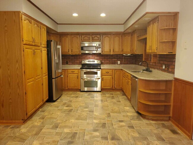 Foto del edificio - "Spacious 5-Bedroom Retreat with 3 Full Baths in Huntsville – Your Perfect Family Home Awaits!"