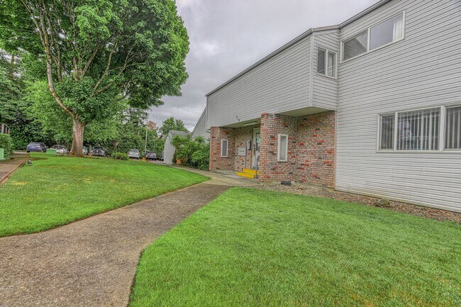 Building Photo - Prime Patio, Air Conditioning, Pool Access...