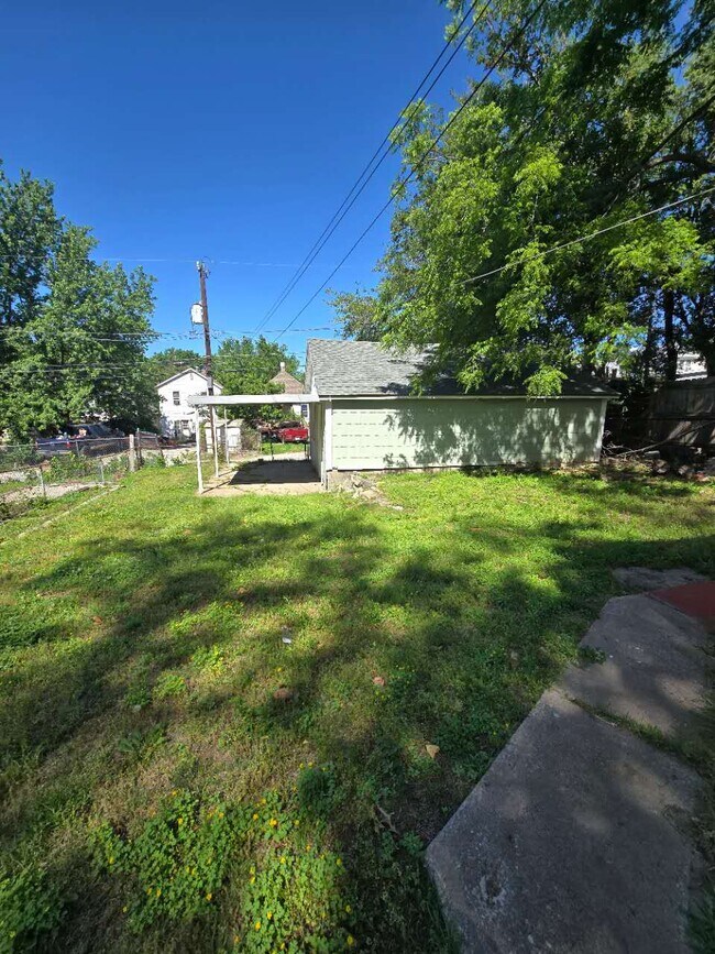 Building Photo - 310 N Oakley Ave