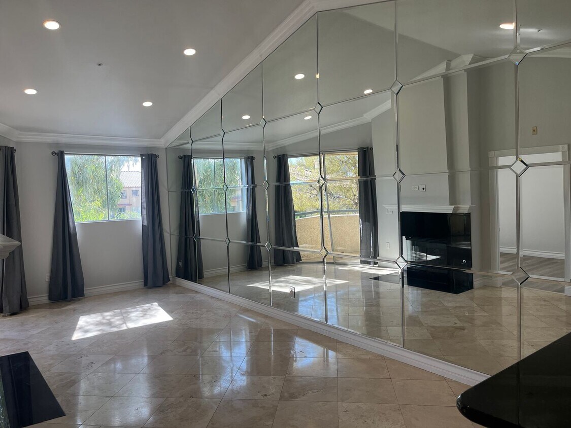 Foto principal - Amazing upgraded penthouse level unfurnish...