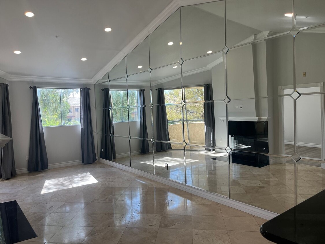 Primary Photo - Amazing upgraded penthouse level unfurnish...