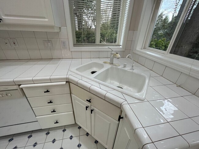 Building Photo - Clackamas Ranch 3 bedroom 2 bathroom - W/D...