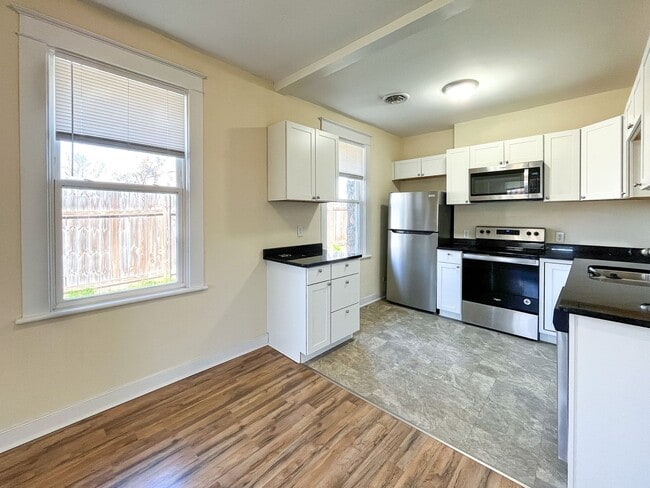 Building Photo - Charming 3BD/1BA Home In Unbeatable Location