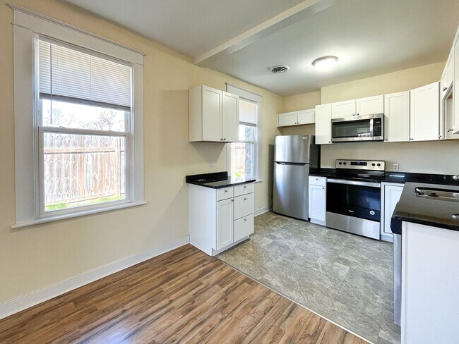 Foto del edificio - Charming 3BD/1BA Home In Unbeatable Location