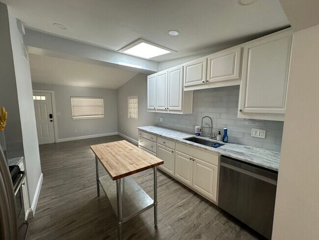 Foto del edificio - Beautiful 3 bedroom, 2 bath home located i...