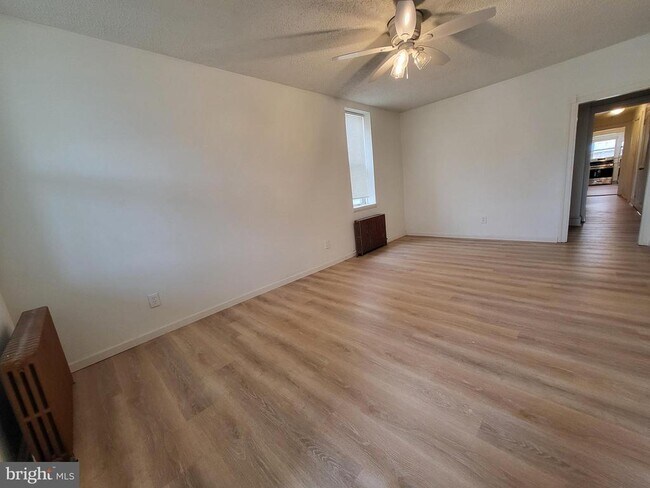 Foto del edificio - 327 N Burlington St