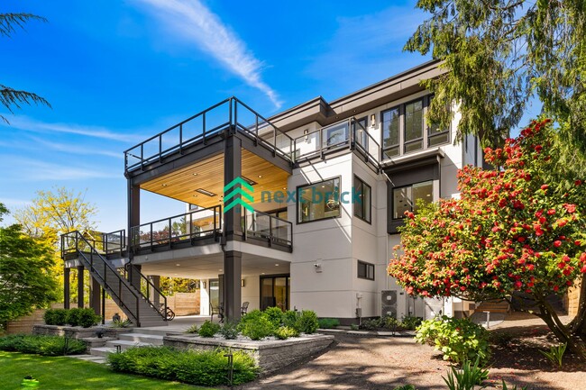 Building Photo - Luxury Meets Innovation | Stunning 5Bed, 5...