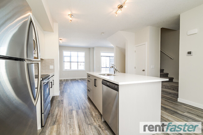 Photo du bâtiment - NEW Townhouse for Rent