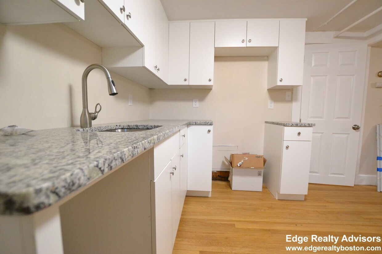 Primary Photo - 10 E Boulevard Rd
