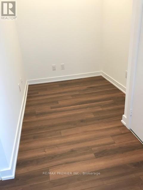 Photo du bâtiment - 1603 Eglinton Ave W