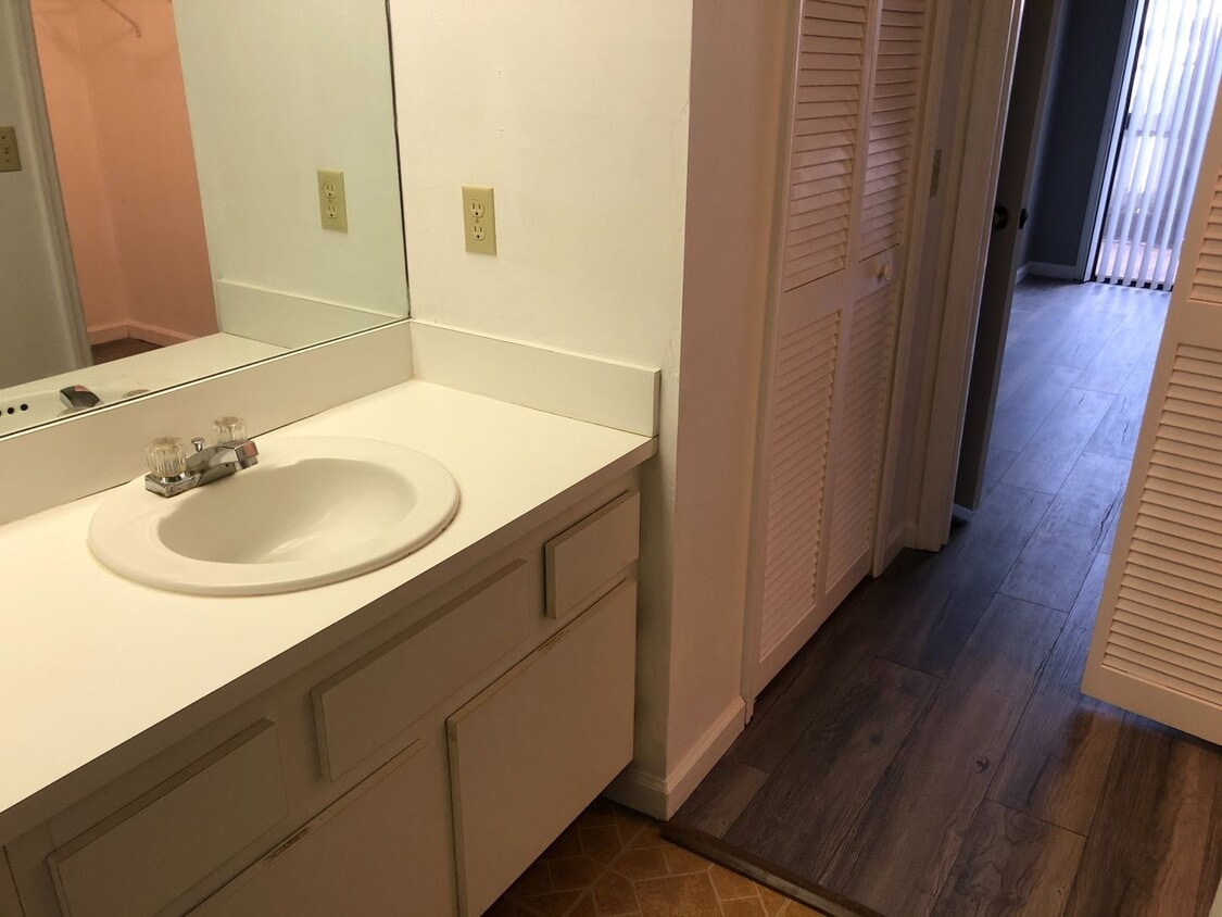 2 bed 2 bath, great location - 2 bed 2 bath, great location