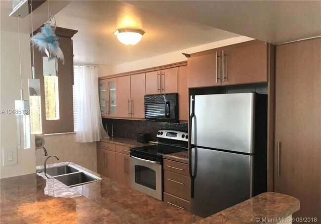 Building Photo - PLAZA TOWERS NORTH CONDO