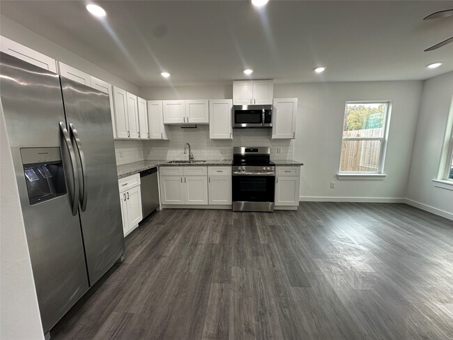 Building Photo - 7804 Crestview Dr