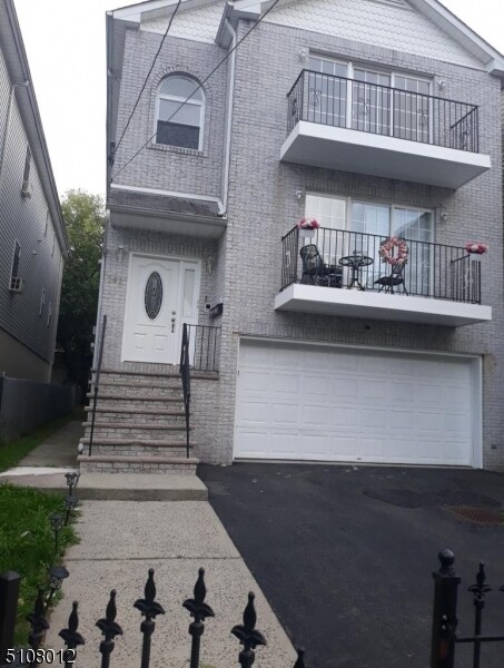 Building Photo - 262 W Runyon St