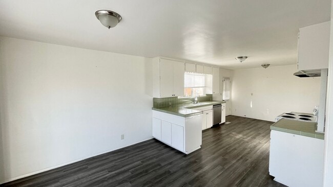 Building Photo - Charming 3 Bedroom Bungalow with Sweeping ...