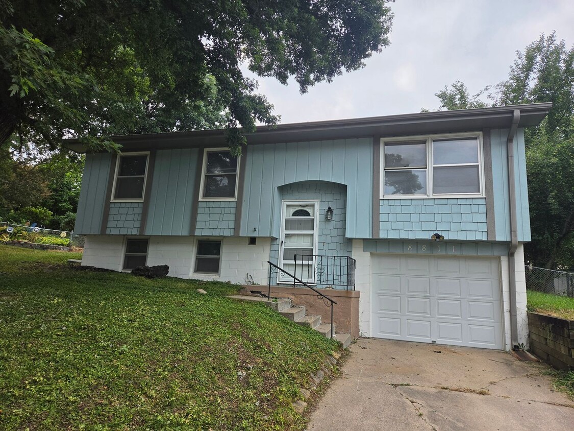 3/2/1 newly remodeled with a fenced in backyard - 3/2/1 newly remodeled with a fenced in backyard