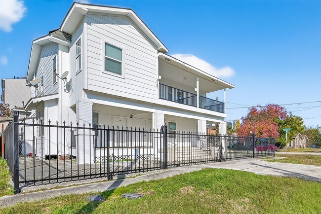 Building Photo - 2202 Hutchins St