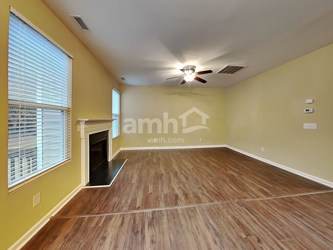 Foto del edificio - 2305 Pear Tree Ln