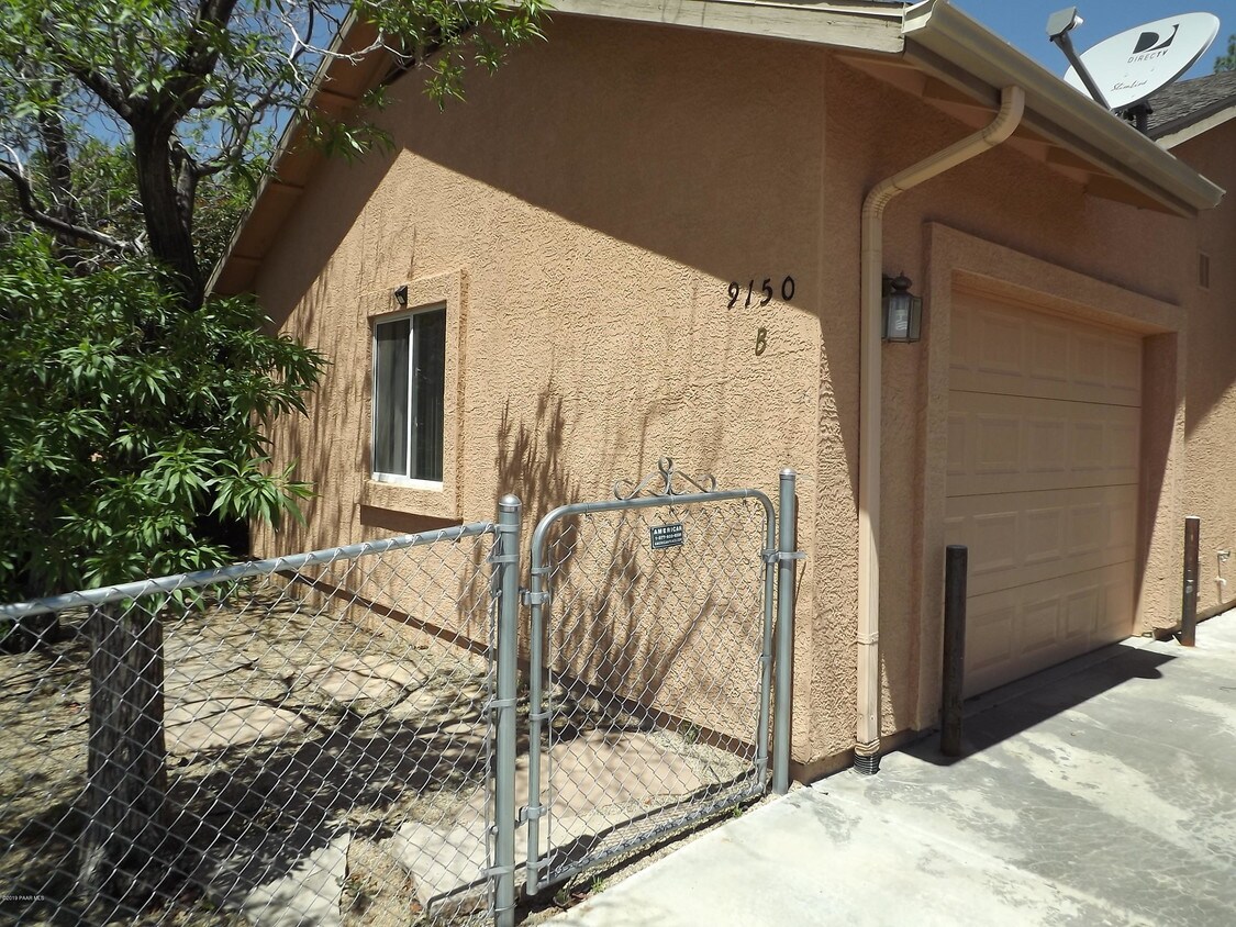 Primary Photo - 9150 E Lakeshore Dr