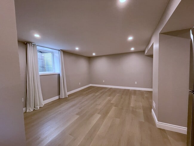 Building Photo - 895 Cochrane Cres