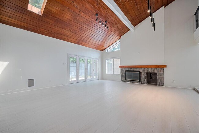 Building Photo - 315 Commodore Way