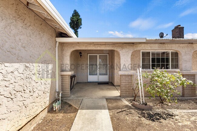 Foto del edificio - Charming 4-Bed, 2-Bath Home in Sacramento’...