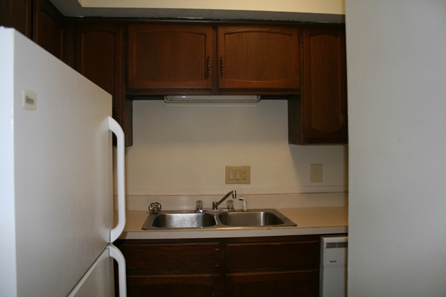 Kitchen - Montclair Apartments