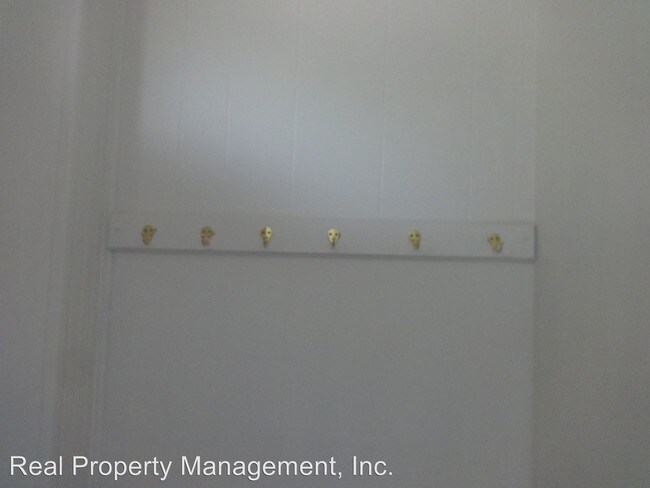 Building Photo - 409 Oak St