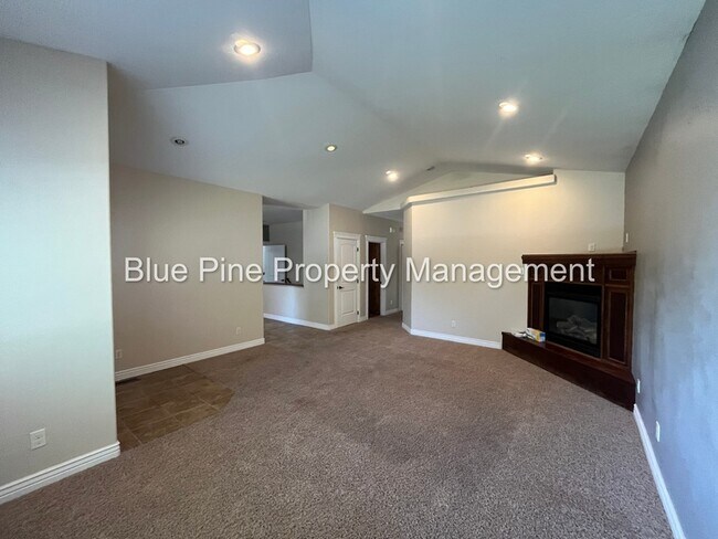 Building Photo - 2125 Saddle Ln