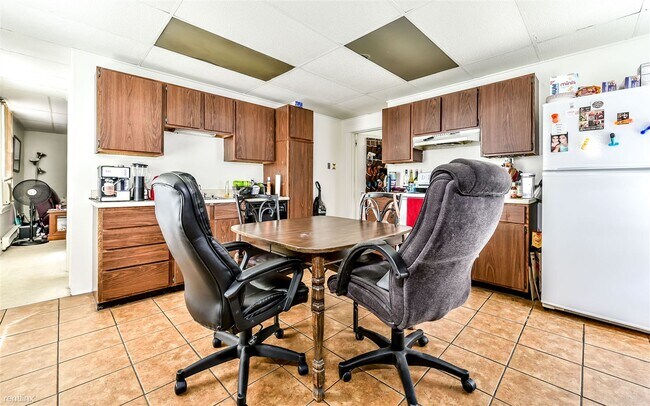 Foto del edificio - 2 br, 1 bath Triplex - 401 Western Ave Apt 2