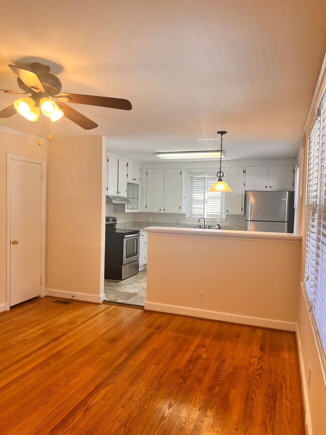 Foto del edificio - Charming 3 Bedroom 1 Bathroom - Available NOW