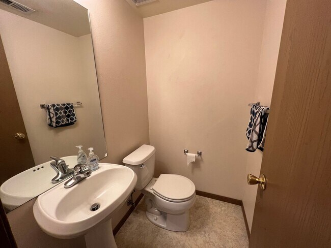 Foto del edificio - Pre-Leasing for 26/27 School Year