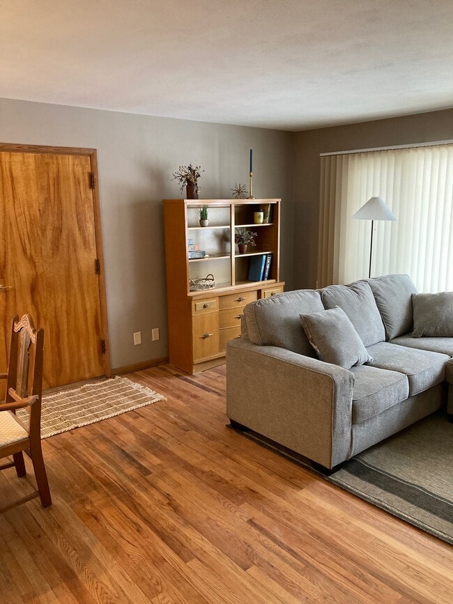 Foto del edificio - 210 Skylark Dr