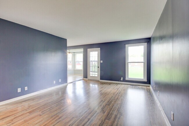 Foto del edificio - Charming Ranch Style Home with Hardwood Flooring Within Minutes to Fort Campell